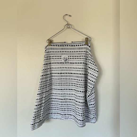 The Over Company Carseat / Nursing Cover Colour: Black / White Graphic Print - Picture 1 of 3